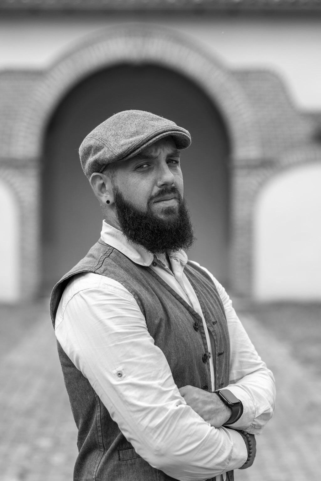 Mickaël — Vidéaste de mariage, portrait sous l'arche