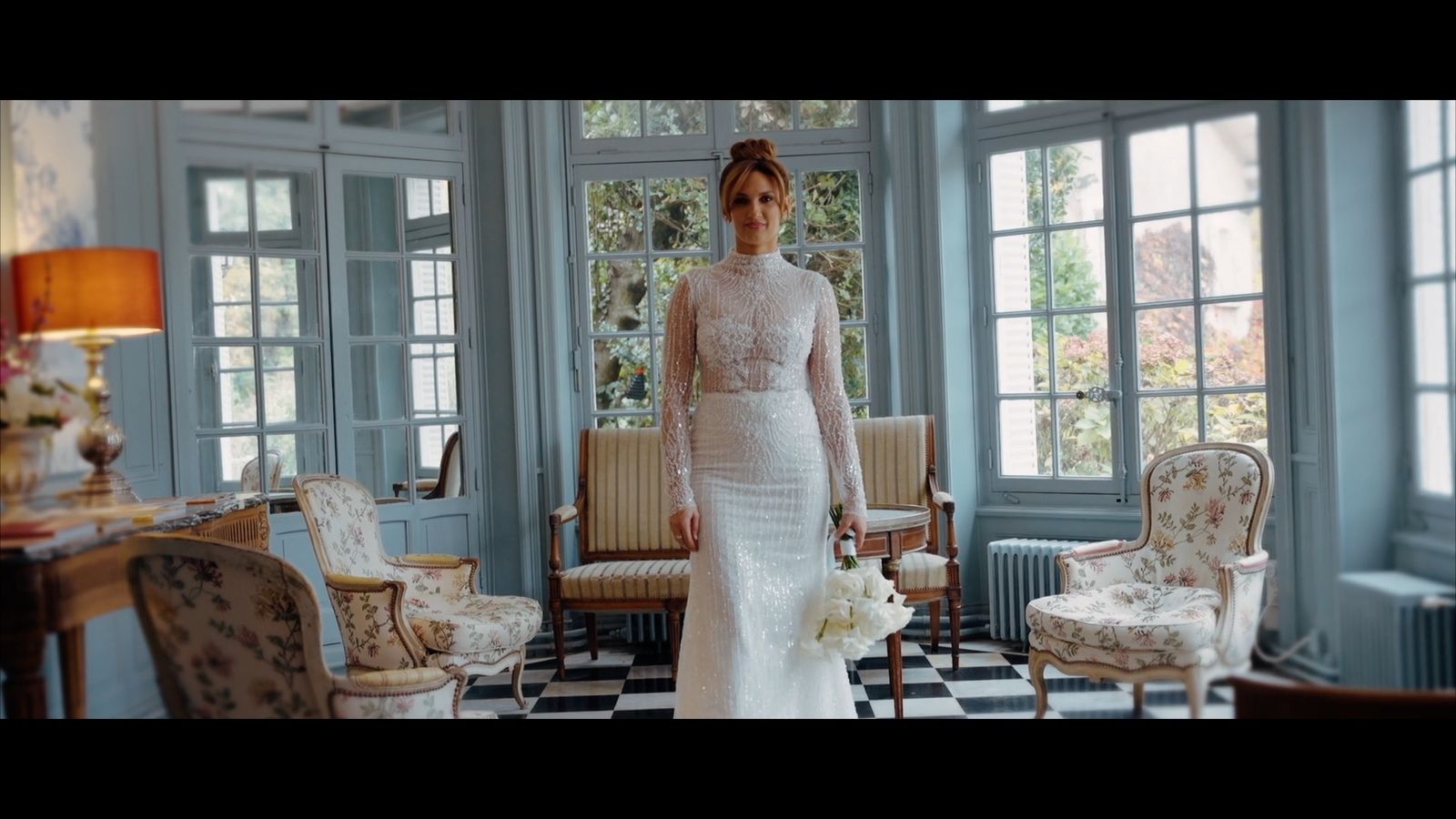 Mariée dans un salon lumineux — extrait de film