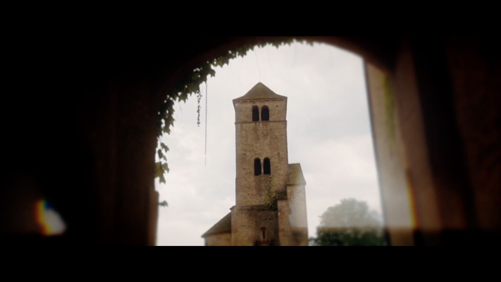 Silhouette d'arche médiévale — extrait de film