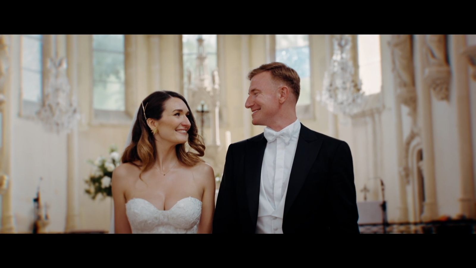 Mariés en N&B devant palais — extrait de film