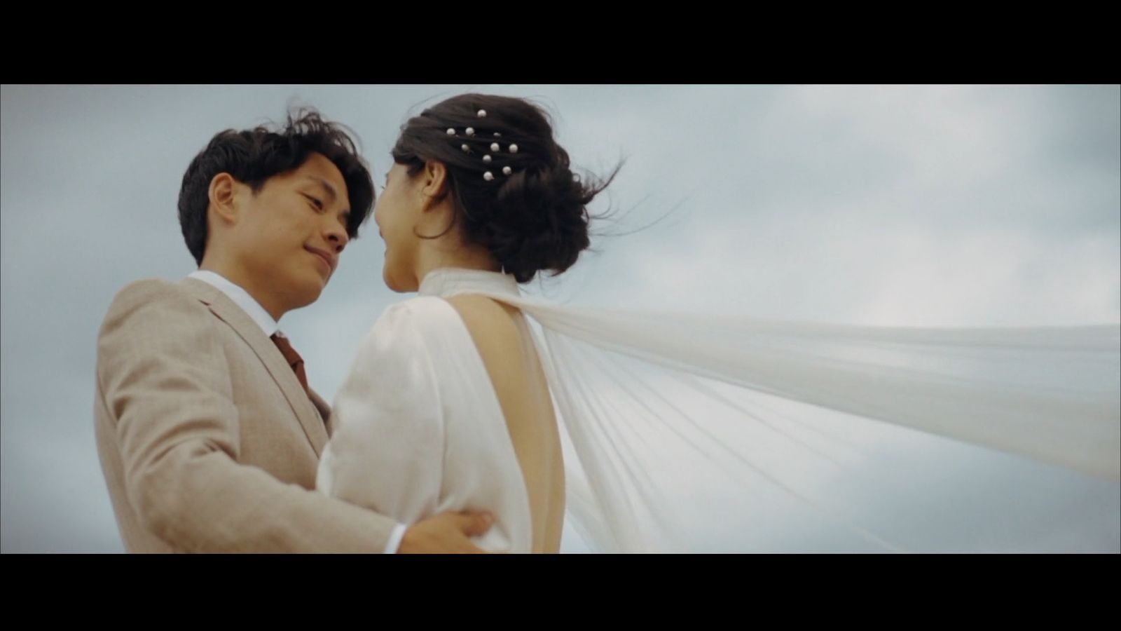 Couple avec voile au vent — extrait de film