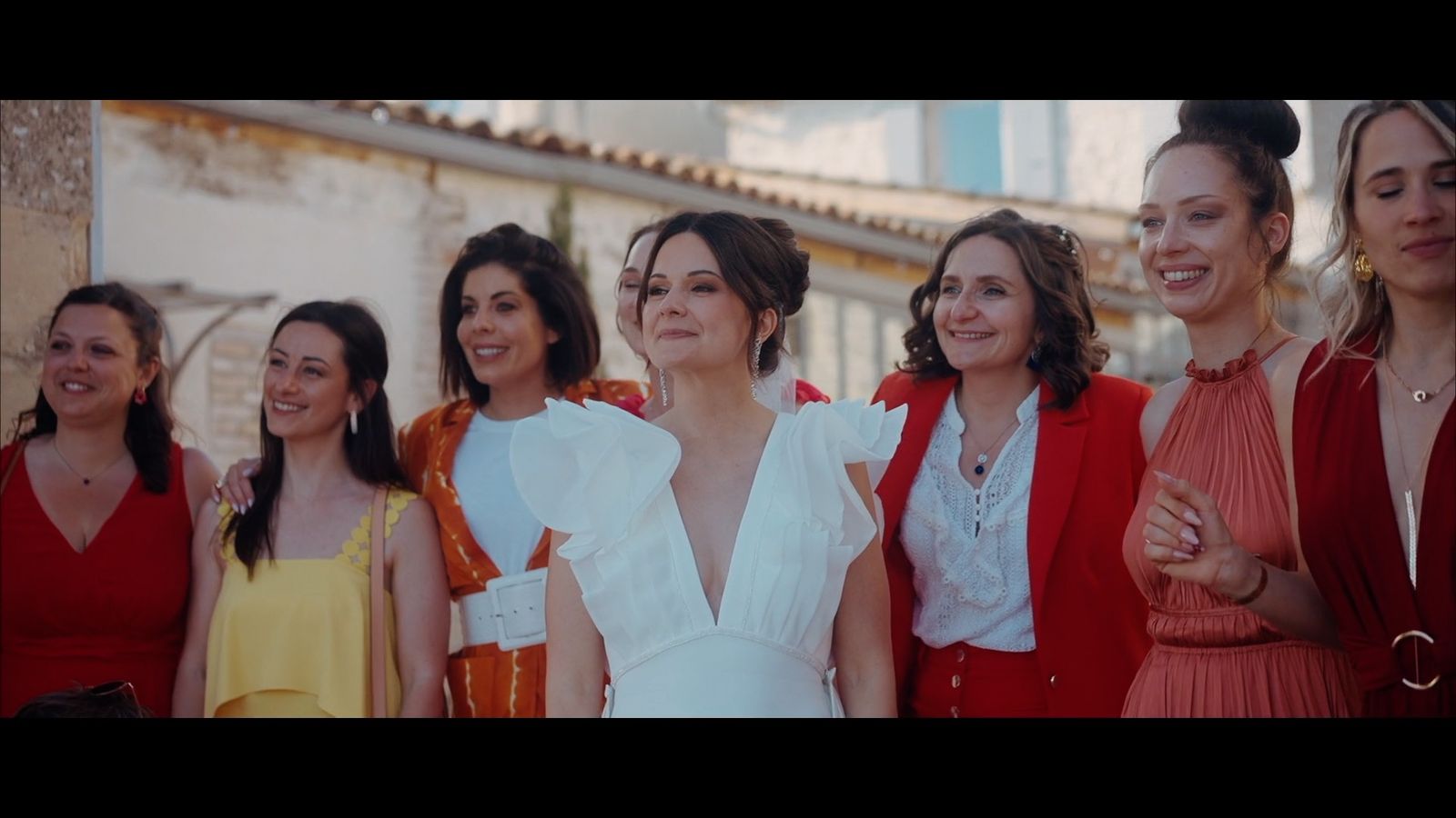 Demoiselles d'honneur en robes colorées — extrait de film