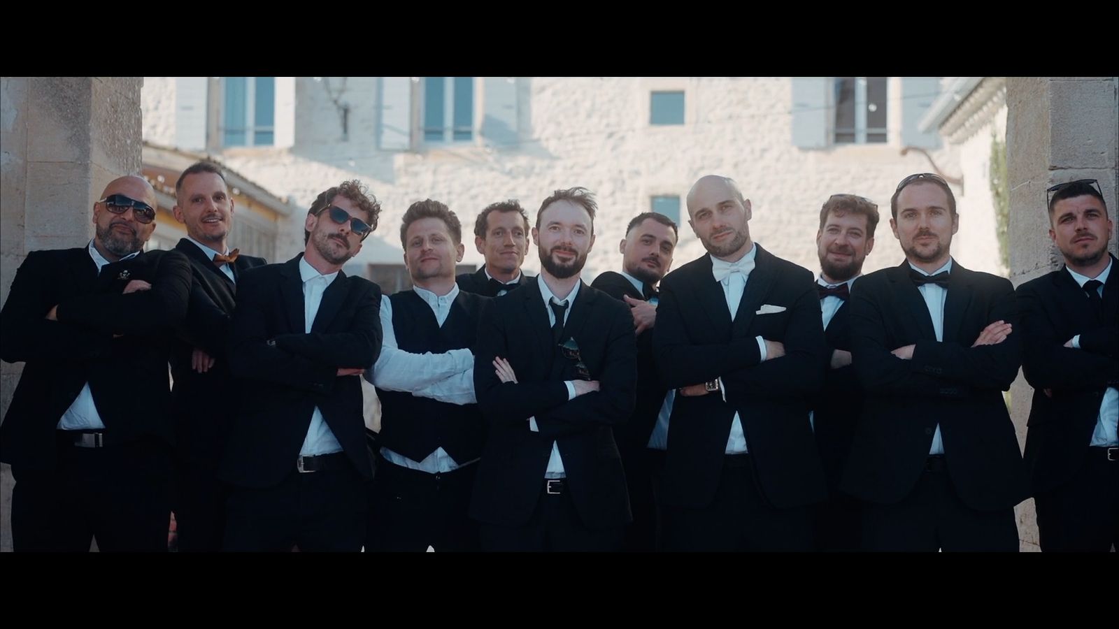 Groupe de garçons d'honneur devant la pierre — extrait de film