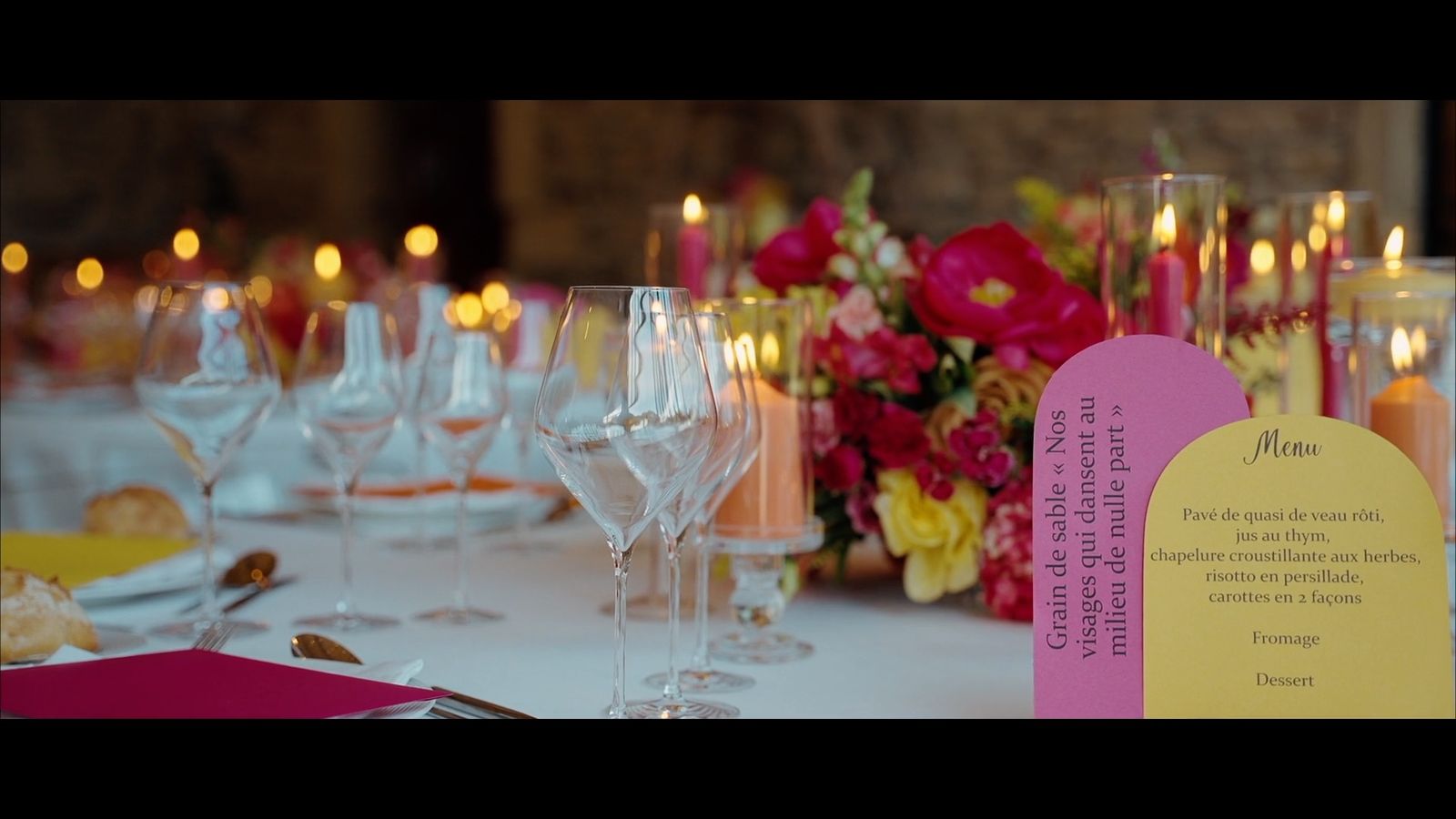 Table dressée aux fleurs rouges — extrait de film