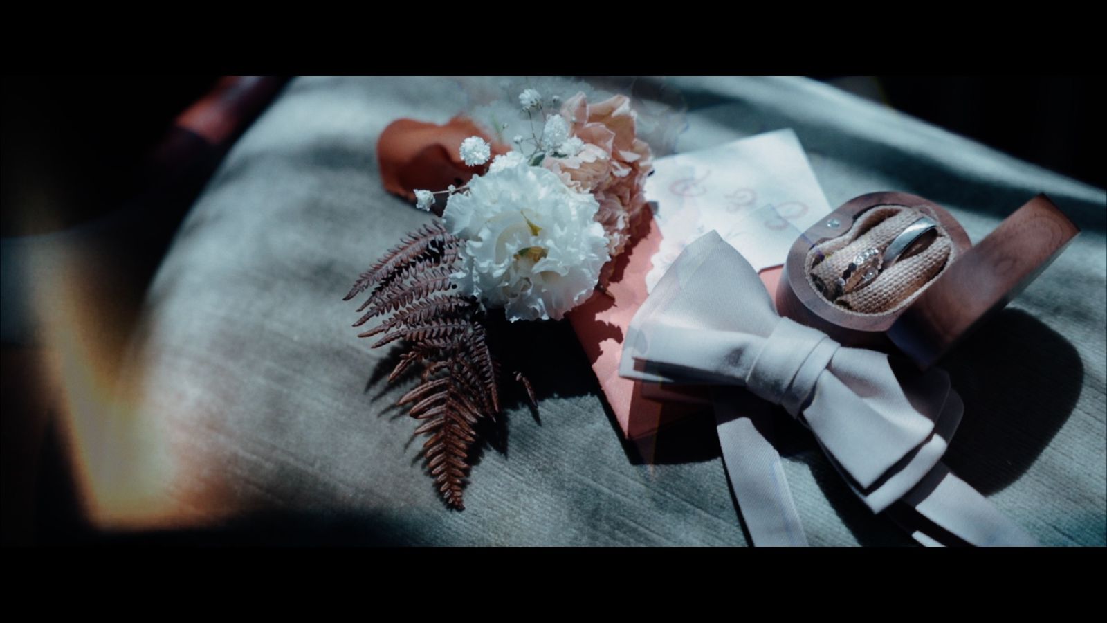 Détail — alliances et bouquet — extrait de film