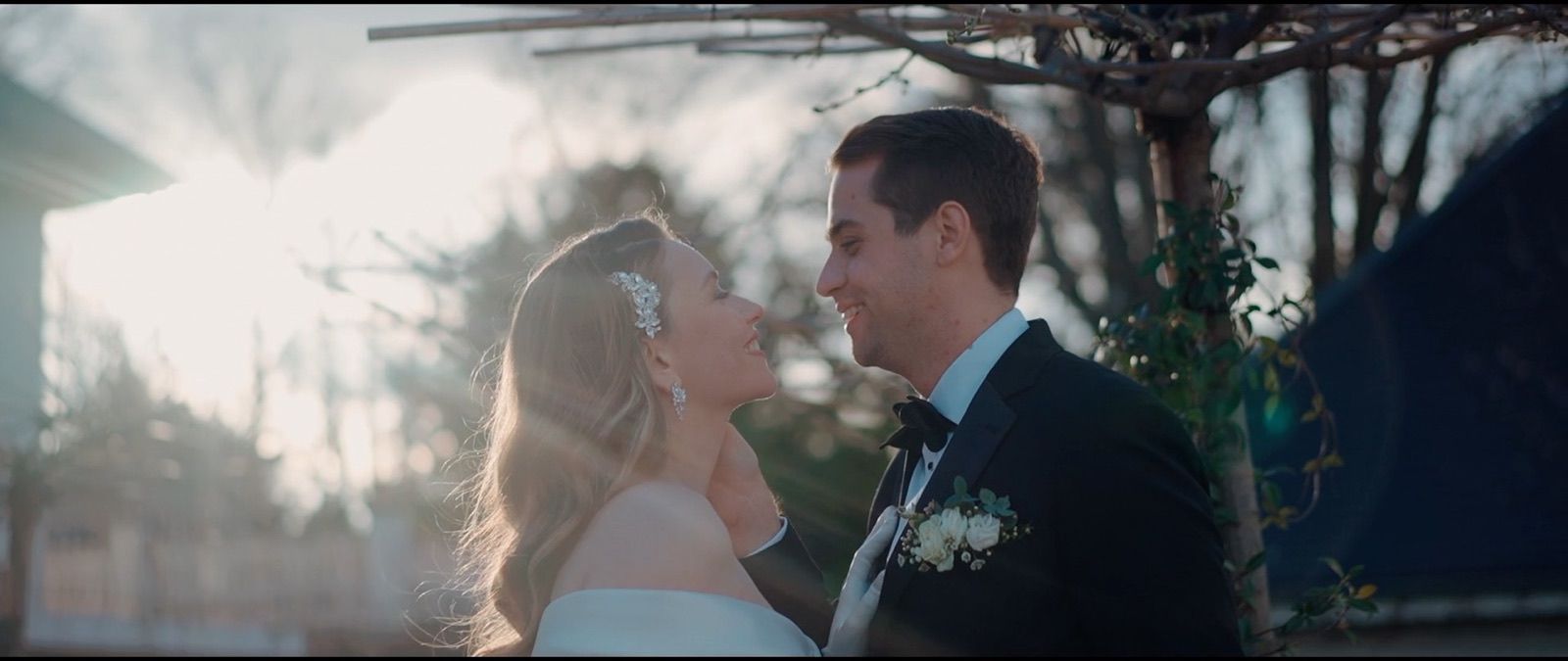 Couple à l'heure dorée sous la pergola — extrait de film
